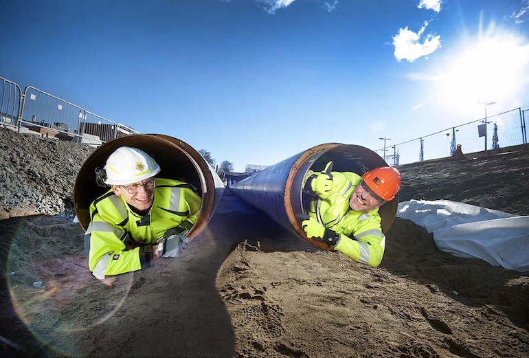 Anders Egelrud, CEO Fortum och Jon Karlung, CEO Bahnhof, closely inspecting pipes that'll carry excess heat from computer hardware into the city's central heating system.